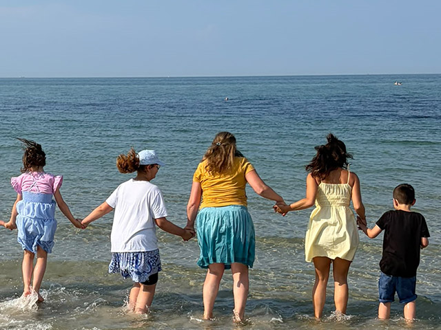 Kinder am Strand im Wasser in Heidkate